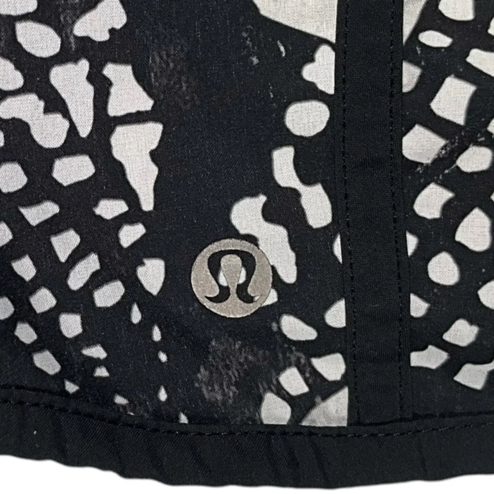 Lululemon Tracker Short III 4-way Stretch Static Mist White Black / Black Size 6